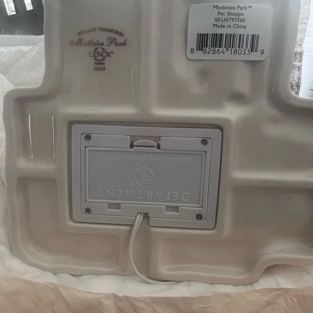 Lenox Mistletoe Park Pet shoppe Village - Picture 5 of 8